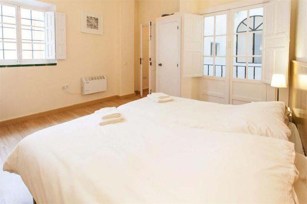 Plaza De Santa Cruz Apartment Sevilla Bagian luar foto